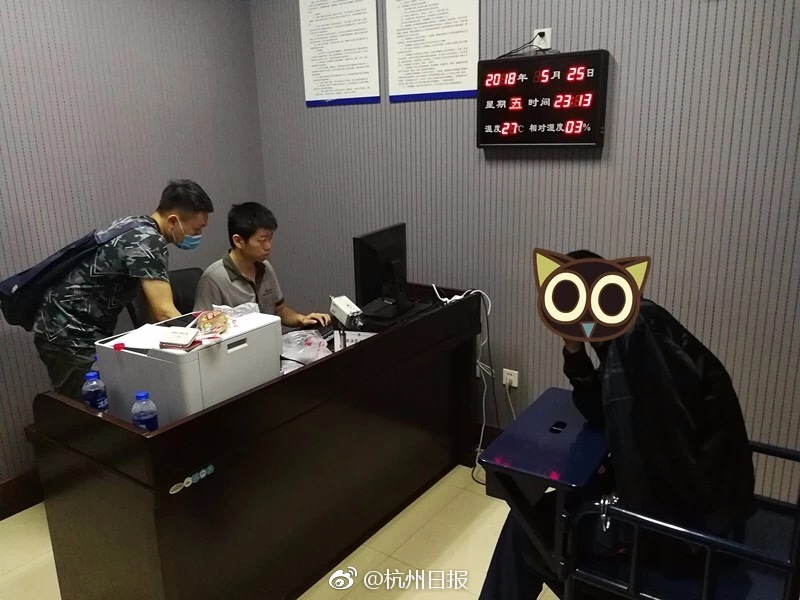 用户在电脑上核对艺人名称、歌曲标题和正版音乐平台信息