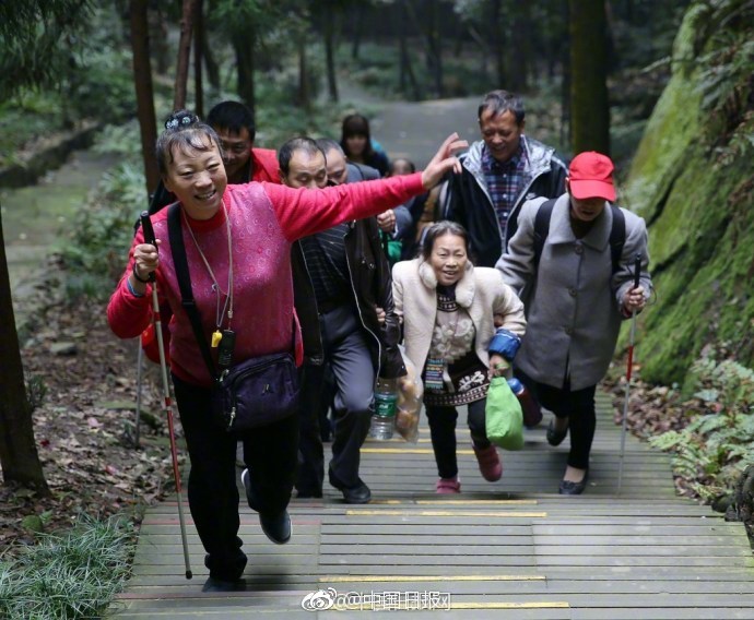 双人使用手机、补光灯和桌面背景拍摄鞋款局部细节