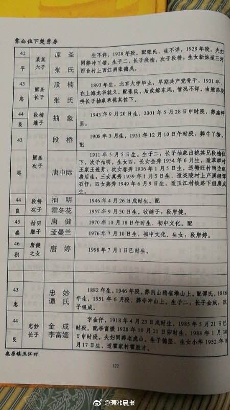 图书室书架与阅读座位的室内场景