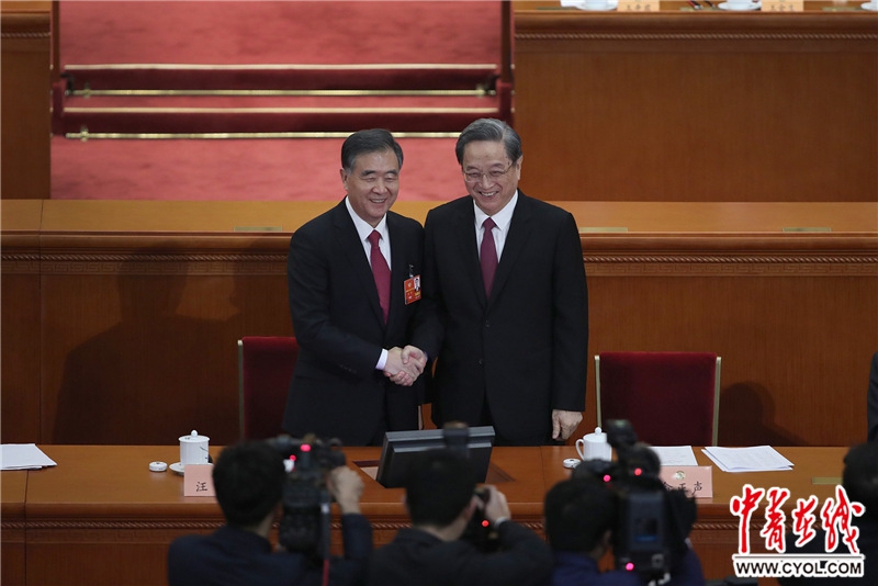 轮滑者在平地练习刹车与转弯