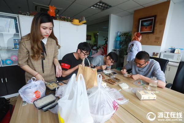 男子约已婚女子见面，女子丈夫拦车质问遭拖行致重伤，法院判了
