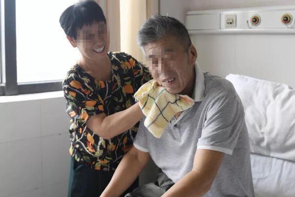 用户在手机上查看应用信息