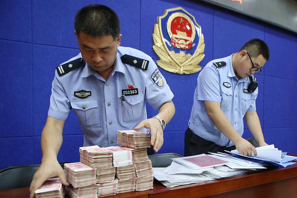 成年人在专业咨询室中讨论家庭边界与情绪困扰