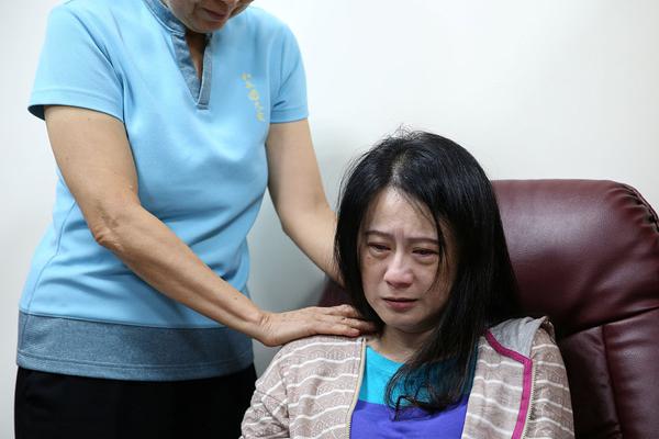 手机检查应用来源和权限设置的安全操作界面