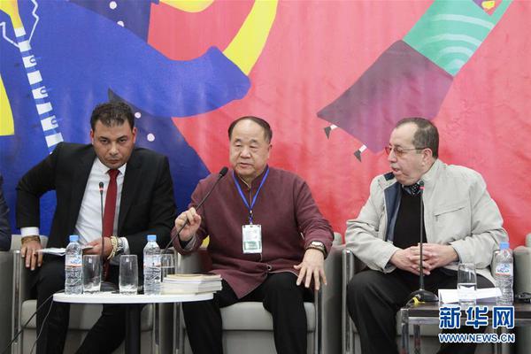 网友查看网络新闻并核对消息来源