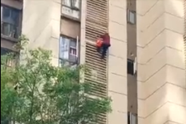 两位男主在霓虹灯场景中的电影感同框画面