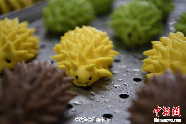 祖辈与孩子在庭院里分享旧时故事