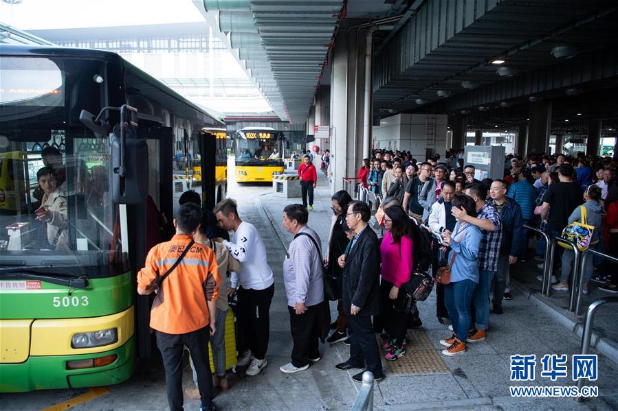 用户整理免费学习资料和开源工具的桌面场景
