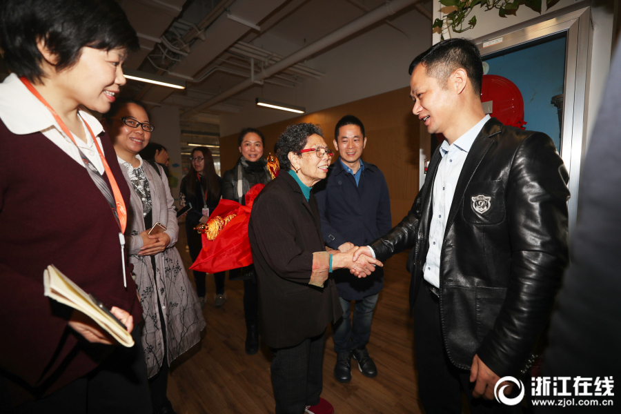 阿根廷球员偷看英格兰战术小抄